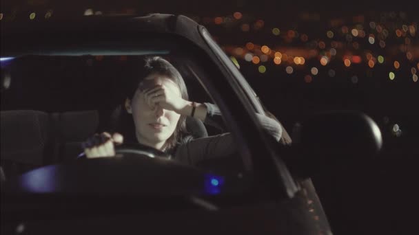 在汽车的沮丧和泪水的一个不安的妇女司机的肖像 — 图库视频影像