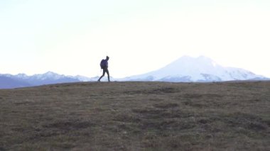 Kadın gezgin yavaş mo dağlarda yürüyüş sırt çantası ile
