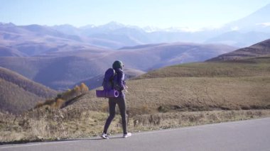 Güzel Müslüman kadın turist sırt çantası ile seyahat güzel dağlar, dikiz, yavaş mo