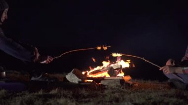Turist konuşma otur ve gece şekerleme kızartmak