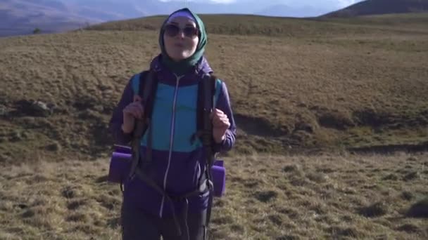 Porträt schöne muslimische Touristin mit Rucksack und Sonnenbrille in den Bergen — Stockvideo