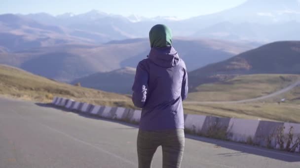 Femme arabe dans le hijab jogging dans les montagnes ensoleillées la vue du dos, lent mo — Video