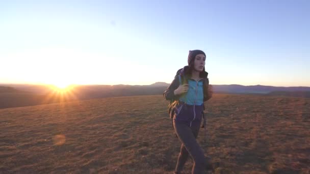 Jovem Turista Com Mochila Nas Costas Andando Nas Montanhas Pôr — Vídeo de Stock