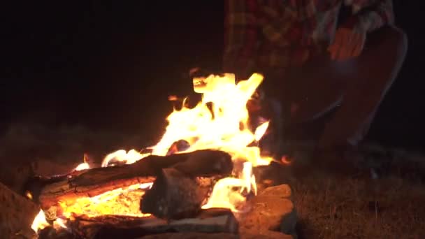 Camper gebraad een marshmallow op brand door nacht, langzame mo — Stockvideo