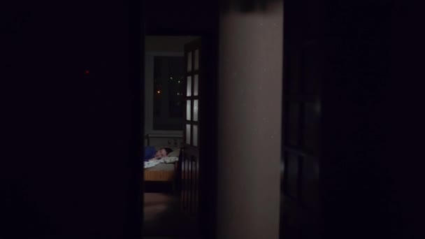 Chica durmiendo por la noche en su apartamento — Vídeo de stock