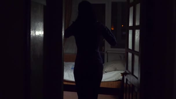 Flicka ligger och använder telefonen på sängen — Stockvideo