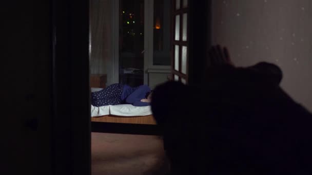 Dronken man keert terug naar huis bij nacht aan zijn slapende vrouw — Stockvideo