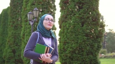 Kitaplar, yavaş mo ile Müslüman öğrenci portresi