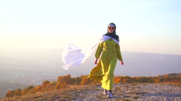 Mulher árabe elegante no hijab e vestido longo no vento forte — Vídeo de Stock