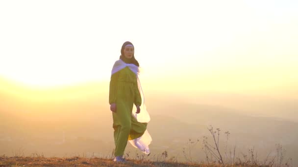 Portret van een stijlvolle Arabische meisje model in hijab zonsondergang — Stockvideo