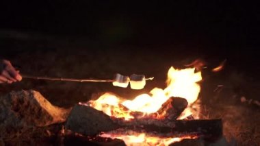 Kız turist Marshmallow yanıyor, yavaş mo pişirir