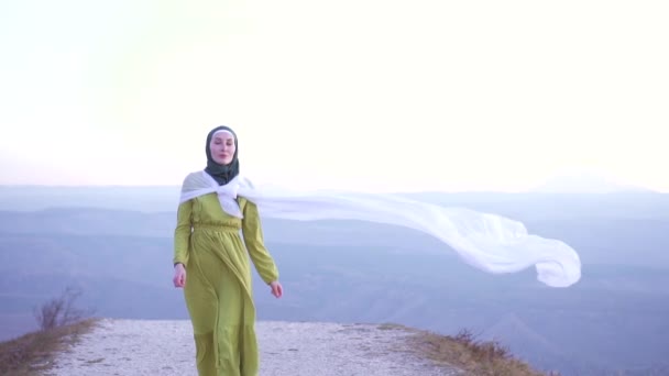 Stilvolles arabisches Mädchen in Hijab und Abendkleid — Stockvideo