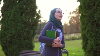 Hijab bir kitap ile öğrenci Müslüman kadında git parkta