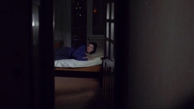 Kız yarı uykulu dairede bir ses duydum ve el feneri ile kavram hırsız aramaya gitti