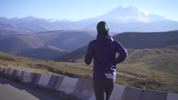 Femme arabe jogging dans les montagnes ensoleillées la vue de l'arrière — Video