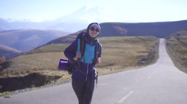 hijab bir yolculuğa bir spor kız portresi
