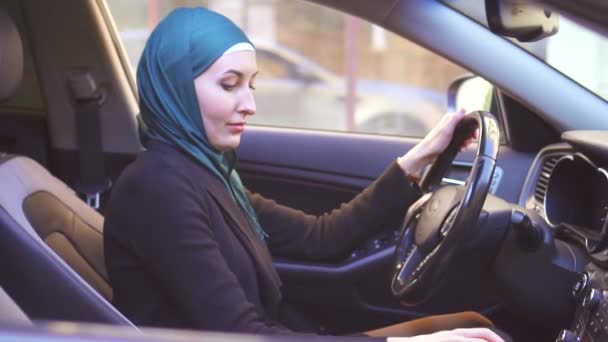 Retrato mulher muçulmana no hijab no carro, slow mo — Vídeo de Stock