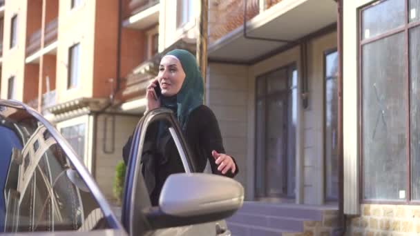 ヒジャーブ、車で携帯電話で話しているのイスラム教徒の女性は遅い mo — ストック動画