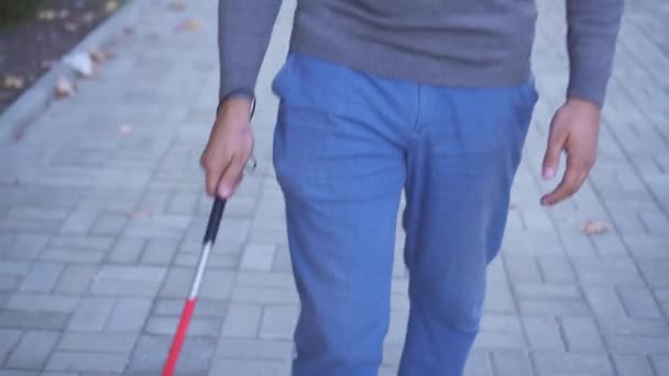 Sehbehinderter Mann mit Brille und Blindenstock in der Herbststadt — Stockvideo