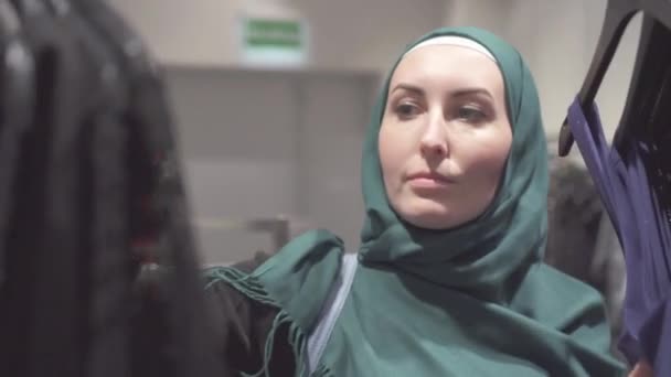 Mooie Moslimvrouw Hijab Kiest Voor Een Jurk Winkel Close — Stockvideo