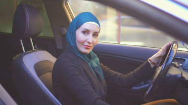 bir araba bir Müslüman kadın portresi