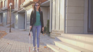 sokakta yürürken bir baston ile kör bir kızın portresi