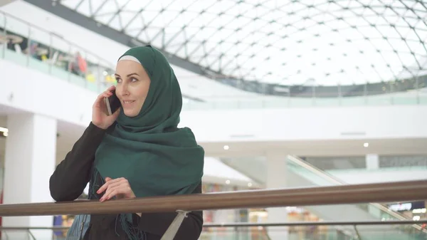 穆斯林女商人在现代商务中心通电话 — 图库照片
