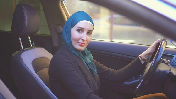 一个穆斯林妇女驾驶汽车的肖像 — 图库照片