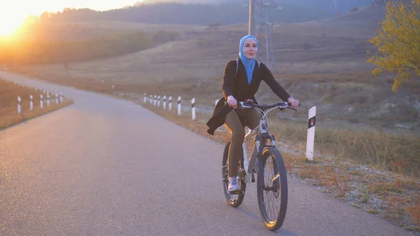 gün batımında bisikletle hijab Müslüman kadın