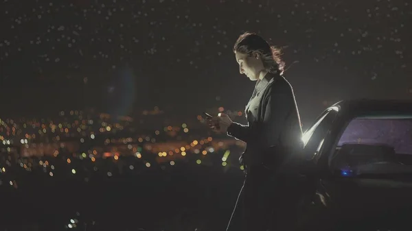 portre genç kadını sürücüsü şehir araba gece ışık yanında duruyor