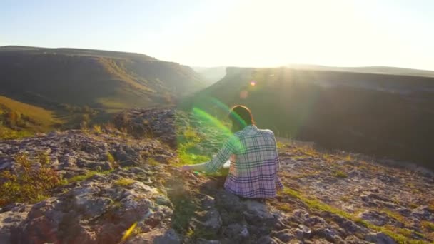 Grl pinta um quadro da paisagem das montanhas e do pôr do sol — Vídeo de Stock