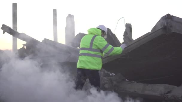 Ein Mitarbeiter des Rettungsdienstes sucht nach Vermissten bei einer Naturkatastrophe — Stockvideo