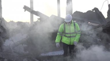 Depremden sonra bir kurtarma işçisi kayıp kişiler arıyor