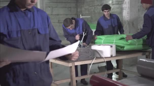 Чоловічі працівники складських приміщень на виробництві — стокове відео