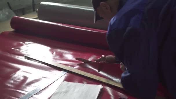 Herrenhände mit Schere aus Kunststoff Markise aus nächster Nähe schneiden — Stockvideo