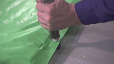 Kuşgözü plastik çadır üzerinde hazırlanması yakın çekim