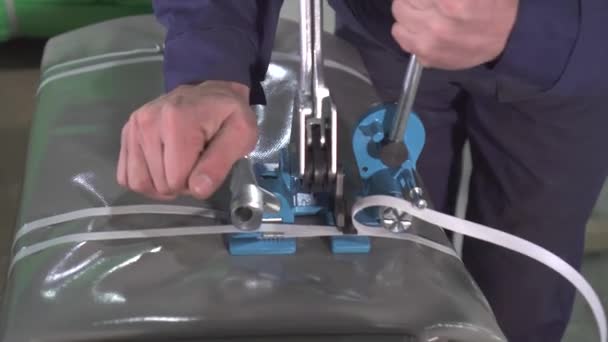 Ruce muže pracovník balení stroje detail skladu — Stock video