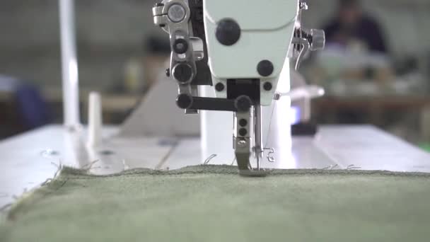 Gros plan, le travail du mécanisme de couture au ralenti — Video