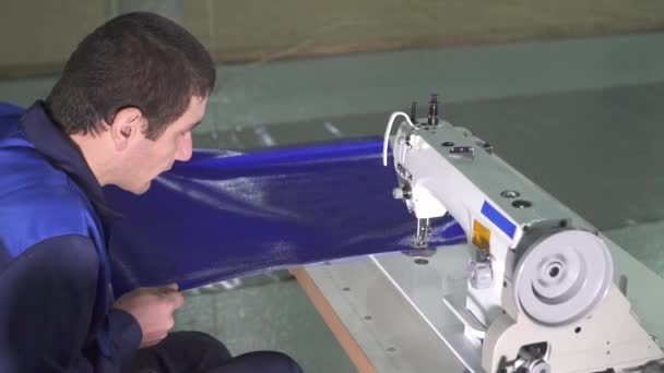 Mannen arbetare vid symaskinen på tillverkning av markiser — Stockvideo