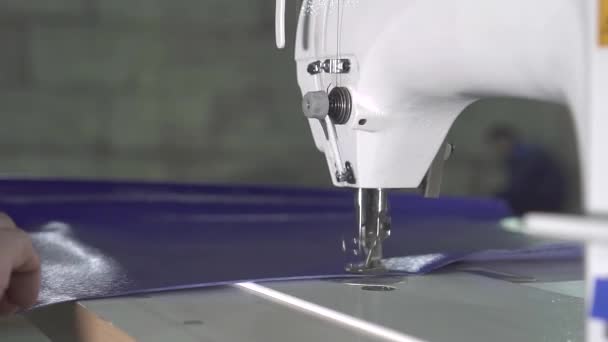 Manos del trabajador masculino en la fábrica para la máquina de coser — Vídeo de stock