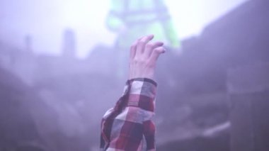 Kurtarma görevlileri bir kişi bir doğal felaket sırasında kaydedin.