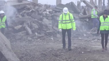 kurbanlar için seyir deprem sonrası kurtarma Servisi çalışanları