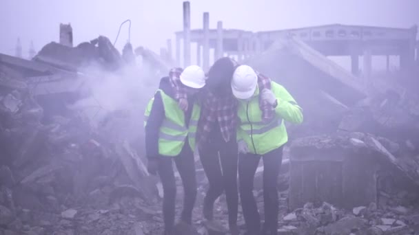 Erdbebenopfer und Mitarbeiter des Rettungsdienstes helfen — Stockvideo