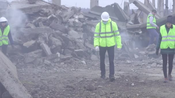 Funcionários do serviço de resgate após o terremoto à procura de vítimas — Vídeo de Stock