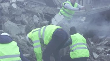 Kurtarma görevlileri bir grup ortadan kaldırmak yıkılan evin moloz deprem kapattıktan sonra