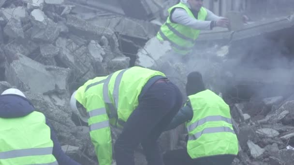 Skupina záchranářů rozebírat trosky zničeného domu po zemětřesení zblízka — Stock video