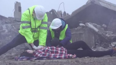 Kurtarma görevlileri göğüs sıkıştırma, Canlandırma yapıyoruz