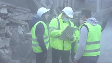 bir deprem veya kasırga sonra kurtarma ekipleri grup harita incelemek