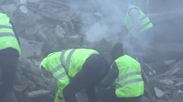 救助労働者のグループは地震の後の破壊された家の瓦礫の中を解体します。 — ストック動画