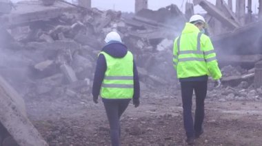 Servisi kurtarma depreminden sonra kalıntıları üzerinde yeşil yelek sinyalin iki çalışanları